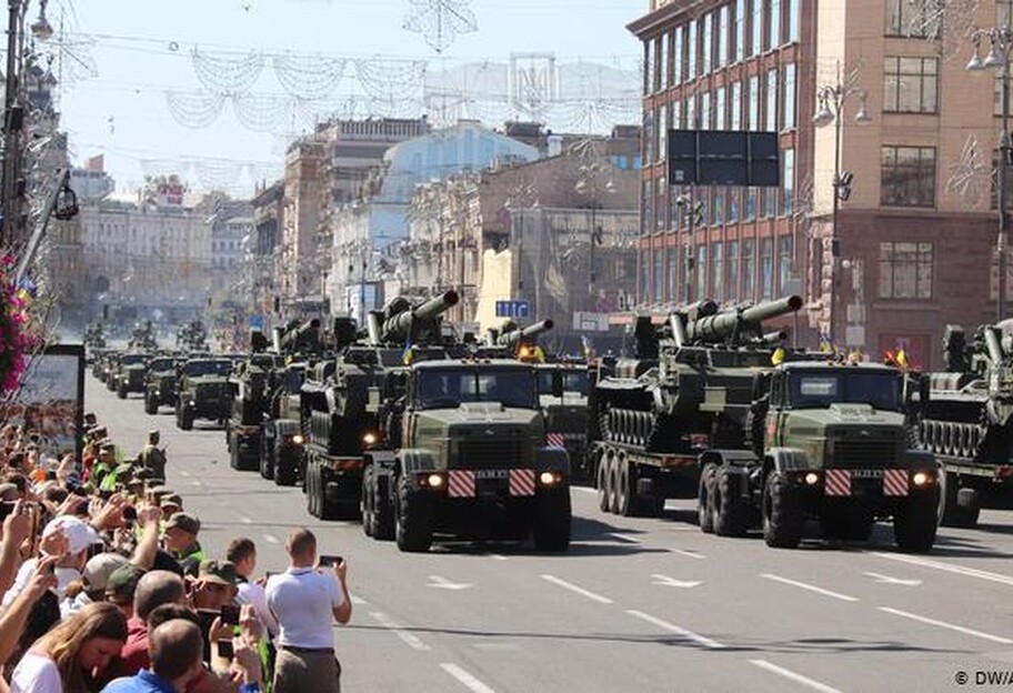 Парад в Киеве Зеленский критиковал в 2020, президента высмеяли - видео - фото 1
