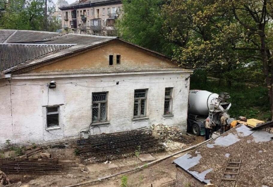 Усадьба Барбана в Киеве – фото разрушений с воздуха и реакция полиции - фото 1