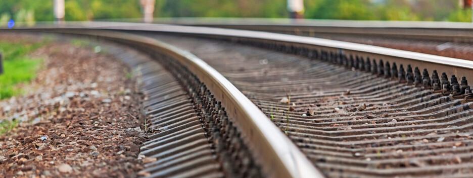 У Київській області швидкісний потяг розчавив чоловіка, який ішов у навушниках (фото)