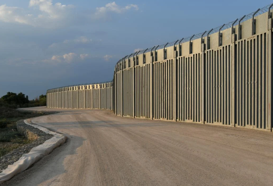 Греция свела 40-километровую стену на границе с Турцией, чтобы не пустить афганских беженцев - фото 1