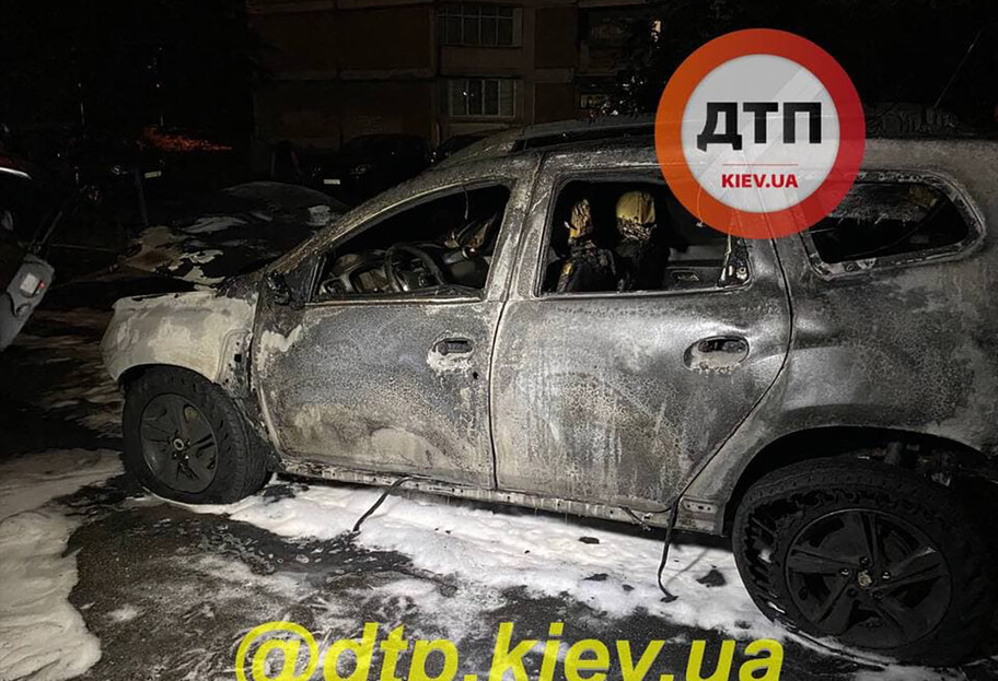 Пожар в Киеве - огонь с мусорки полностью сжег автомобиль - фото - фото 1