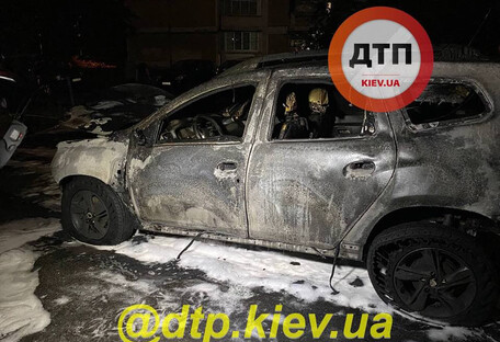 Выгорело дотла: в Киеве огонь с мусорки перекинулся на авто (фото)