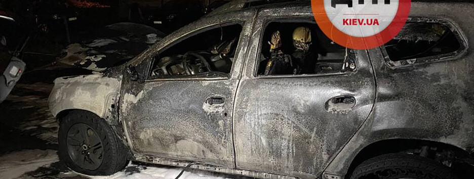 Вигоріло вщент: у Києві вогонь зі смітника перекинувся на авто (фото)
