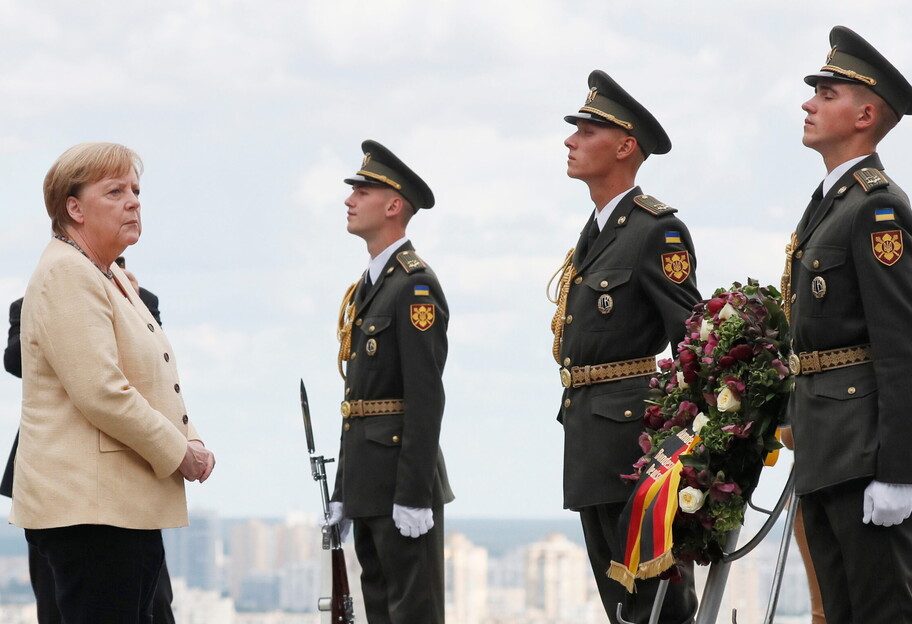 Ангела Меркель почтила память солдат, возложив венок на Могилу Неизвестного Солдата - фото 1