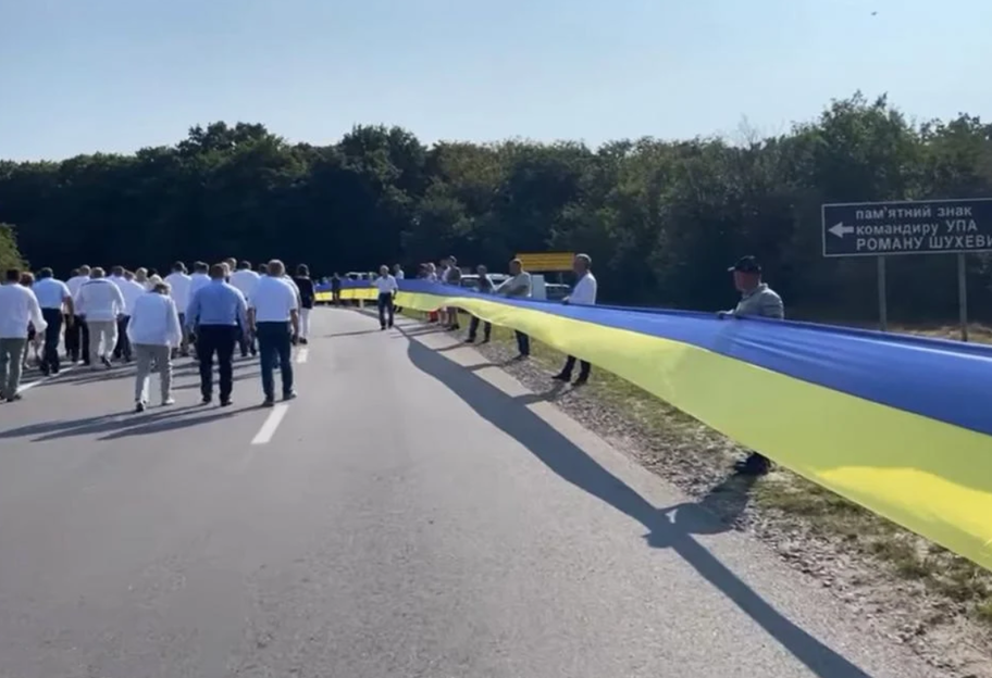 Развернули самый длинный флаг Украины на границе Тернопольской и Хмельницкой областей - видео - фото 1