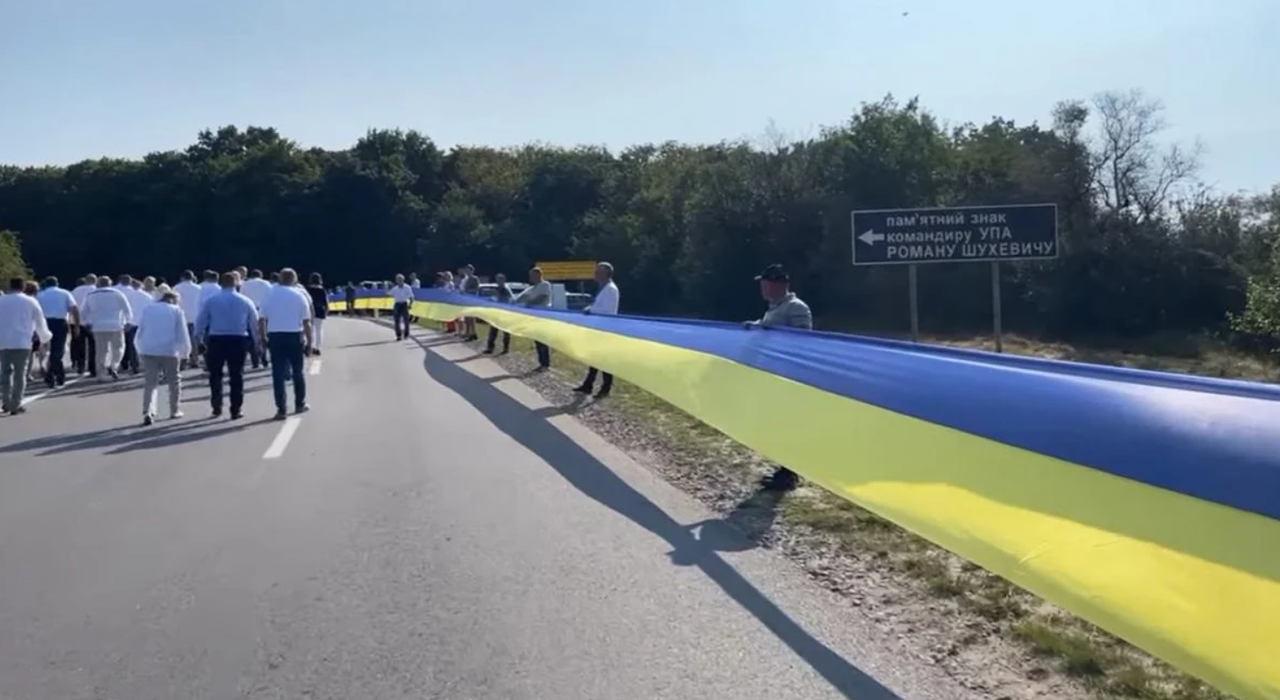 Найдовший в Україні прапор розгорнули на межі Тернопільської і Хмельницької областей (відео) фото