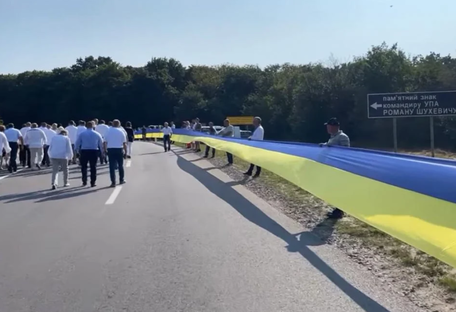 Найдовший в Україні прапор розгорнули на межі Тернопільської і Хмельницької областей (відео)