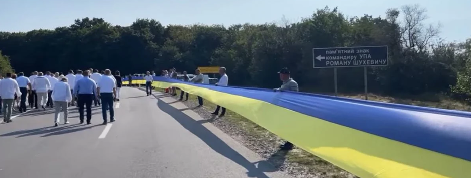 Самый длинный в Украине флаг развернули на границе Тернопольской и Хмельницкой областей (видео)