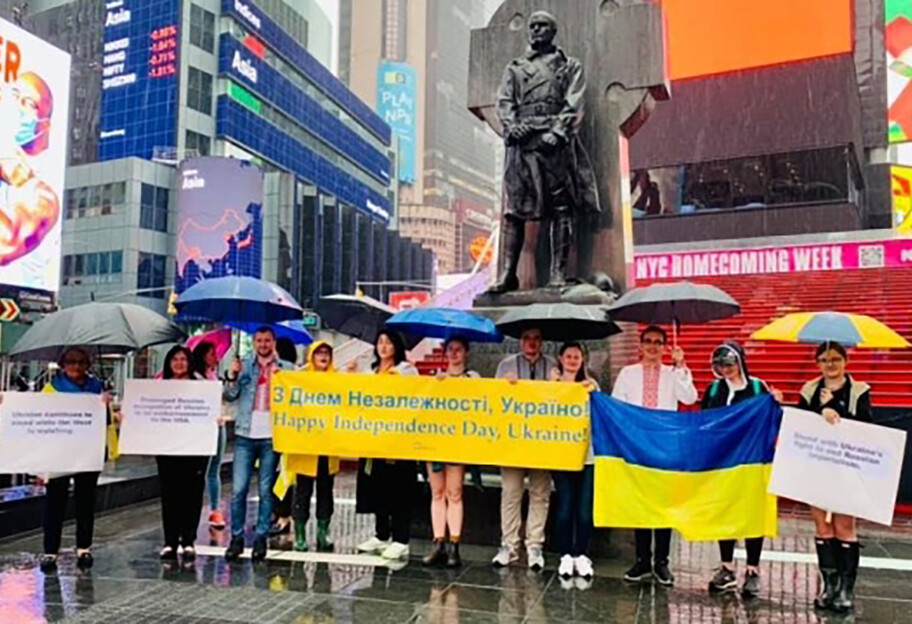 Украинцы Нью-Йорка вышли на главную площадь в вышиванках и с флагами - фото - фото 1