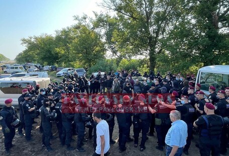 Ждали Зеленского: в Черкасской области подрались ветераны АТО и полиция (фото, видео)