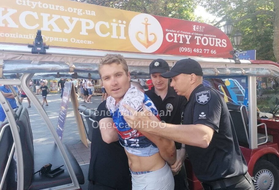 Вам нравятся нацисты - в Одессе задержали провокатора с флагом России на футболке - фото, видео - фото 1