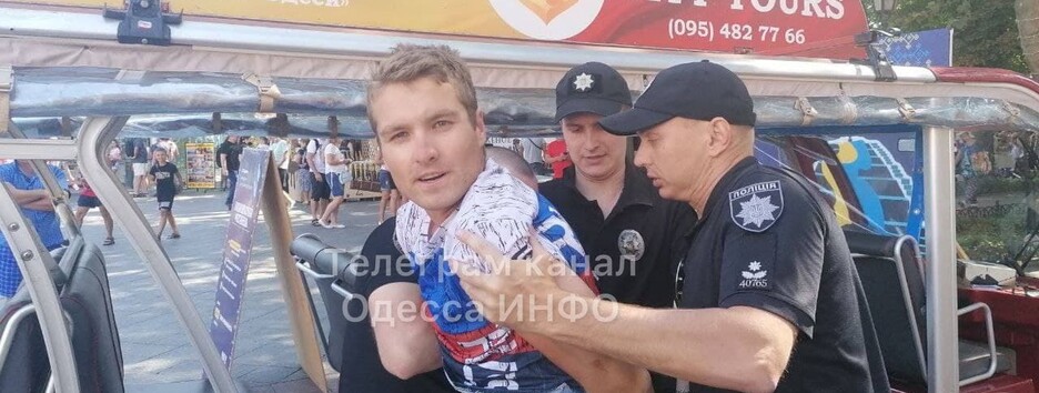 В Одессе задержали провокатора в футболке с флагом России (видео)