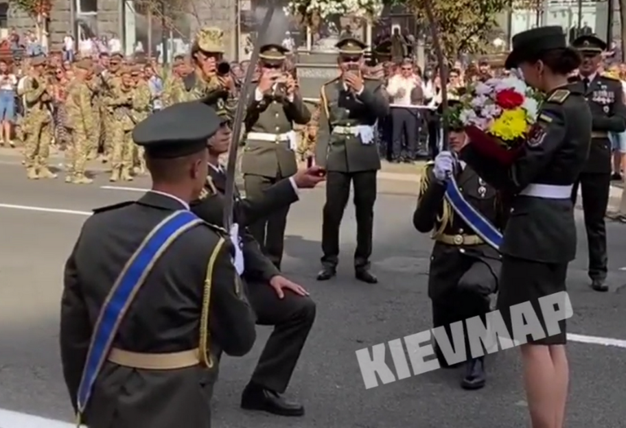 День незалежності - курсант зробив пропозицію на репетиції параду, відео - фото 1