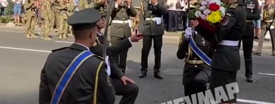 Украина объединяет: на репетиции парада в Киеве курсант сделал предложение возлюбленной 