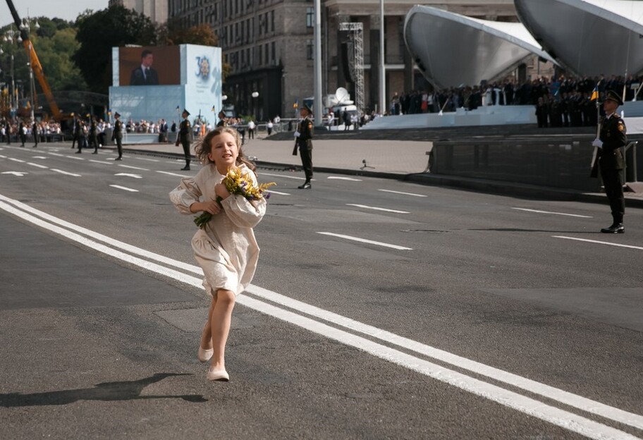 День Незалежності - на параді дівчинка вибігла до військових з квітами, фото - фото 1
