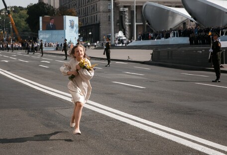 Вибігла до військових з букетом: фото дівчинки на параді в Києві стало 