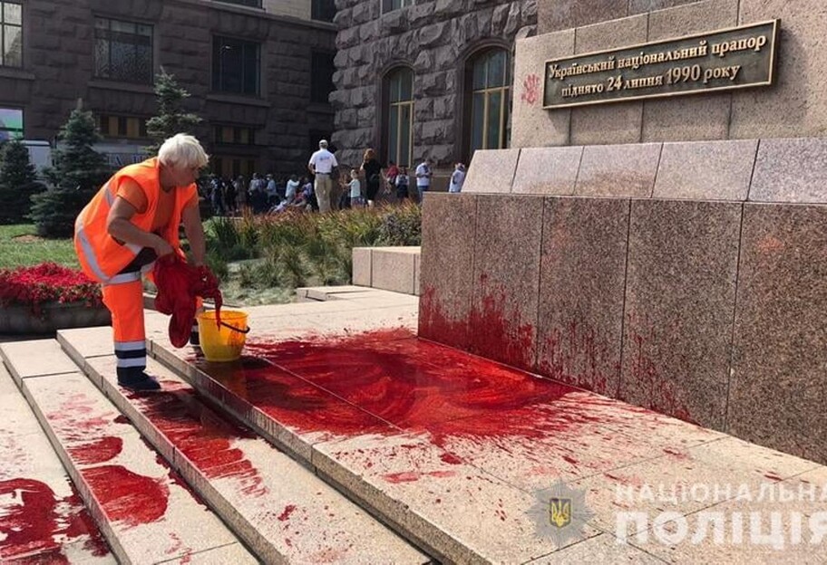 Облив себе і флагшток червоною фарбою - у Києві затримали вандала - фото - фото 1