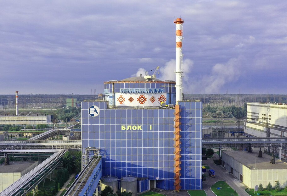 Энергоблок Хмельницкой АЭС одел вышиванку ко Дню Независимости - фото - фото 1