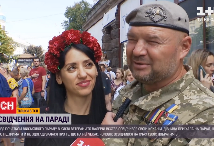 Парад в Киеве - ветеран АТО позвал замуж возлюбленную, видео - фото 1