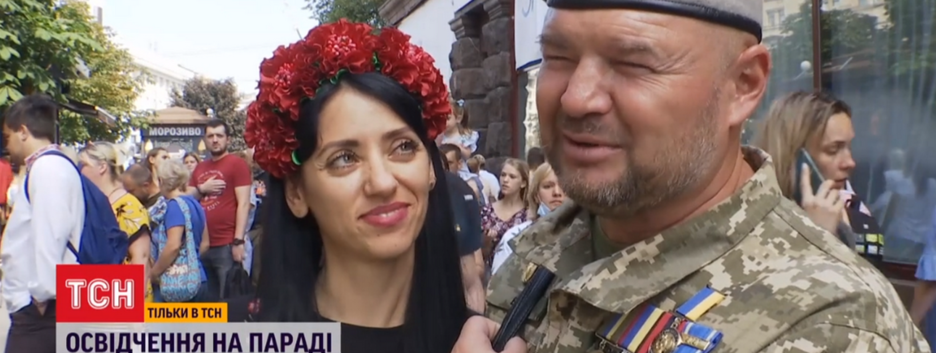 На параді Незалежності ветеран АТО освідчився своїй коханій