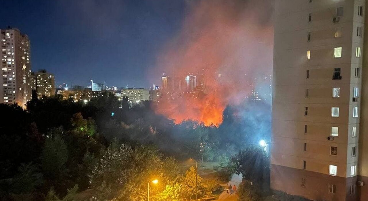 В Киеве ночью горел частный дом: слышали взрывы (видео) фото