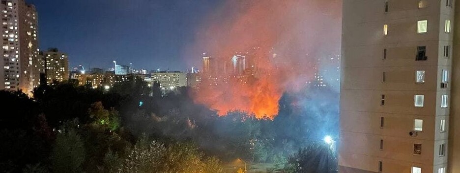 В Киеве ночью горел частный дом: слышали взрывы (видео)