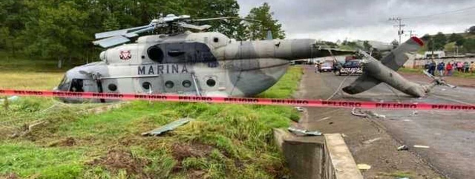 В Мексике вертолет с министром на борту упал на автобус: видео очевидца 