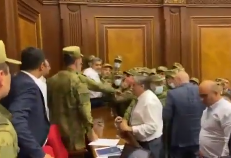 Бійка в парламенті Армені і- в депутата кинули пляшку, відео - фото 1