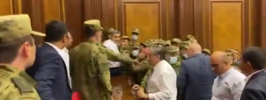 Масштабна бійка в парламенті Вірменії: у хід пішли пляшки (відео)