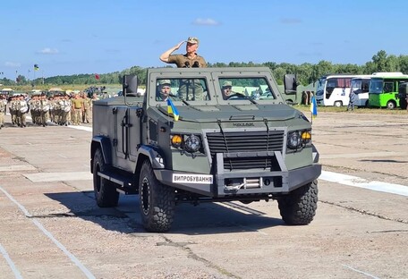 На параде не показали: министру обороны купили бронированный кабриолет (фото)