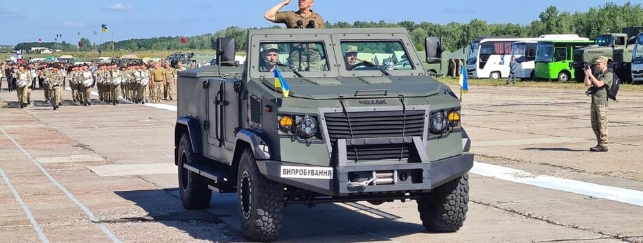 На параде не показали: министру обороны купили бронированный кабриолет (фото)