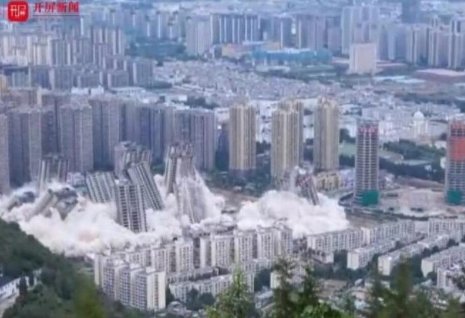 В Китае недостроенные здания снесли с помощью взрыва – видео - фото 1