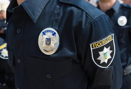 В центре Киева двое дебоширов трощили троллейбус и плевали в полицейских