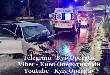 В Киеве разбился BMW, водитель бросил раненую женщину и сбежал