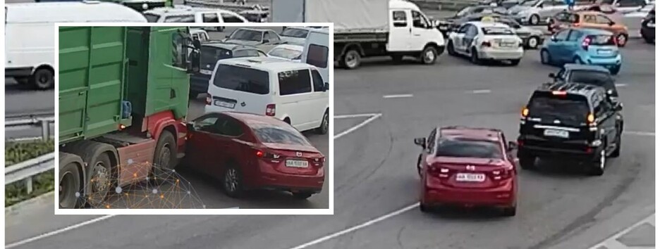 Камера зняла, як під Києвом фура 