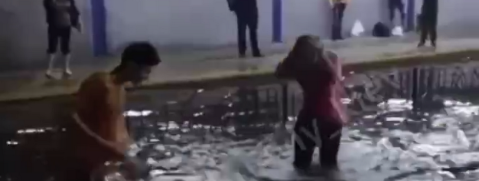 В Киеве люди прыгали в затопленную станцию трамвая, как в бассейн (видео)