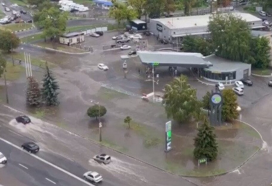 В Харькове из-за дождя затопило улицы, местами возникли фонтаны - фото 1