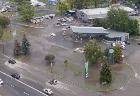 Непогода в Харькове: реки вместо улиц, фонтаны посреди дороги и застрявшие автомобили (фото) 