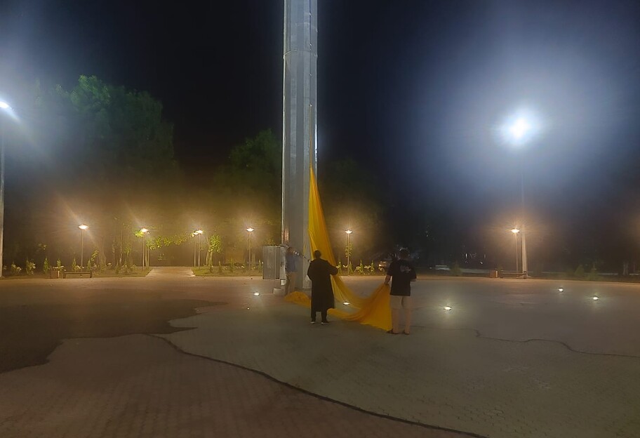 У Броварах негода розірвала найбільший у Київській області прапор - фото - фото 1