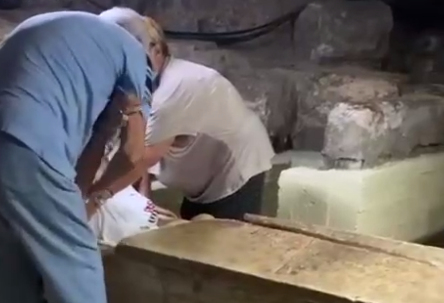 Россиянка залезла в гроб Святого Лазаря, видео - фото 1