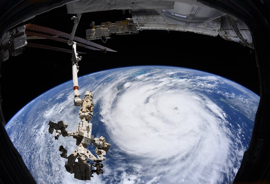 Ураган Іда - астронавт показав стихію з космосу - фото - фото 1