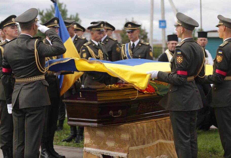 Александр Петраковский умер - героя похоронили с воинскими почестями - фото - фото 1