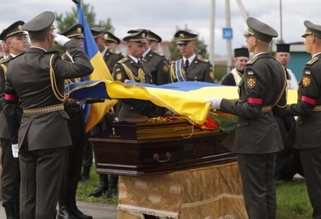 Героя Украины Александра Петраковского похоронили с воинскими почестями (фото)