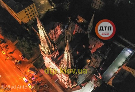 В Киеве горел костел Святого Николая: уничтожен орган (фото и видео)