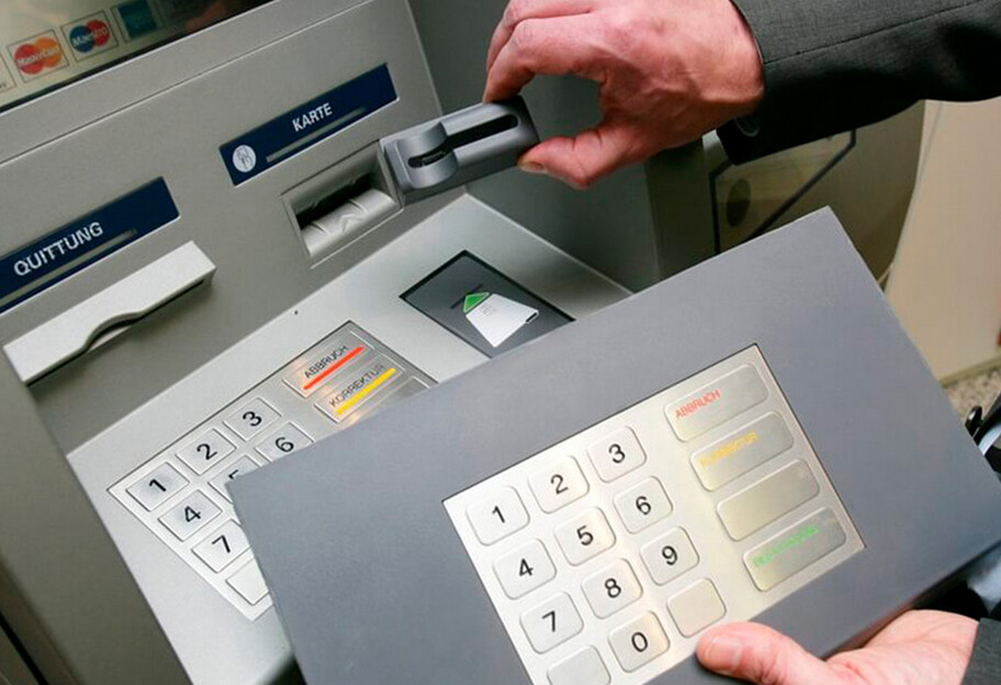 Мошенники в банкоматах считывают данные с карт - подробности  - фото 1