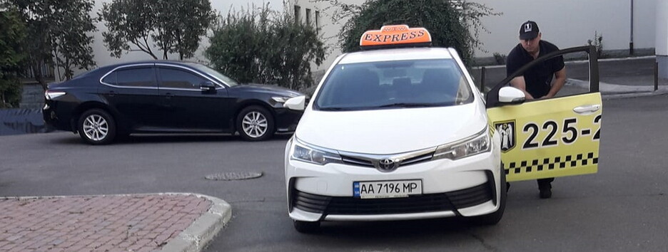 В Киеве таксист избил пожилую итальянку на глазах у охранника 