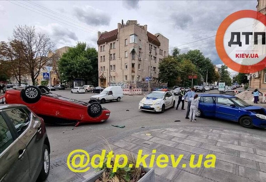 ДТП в Киеве - на Подоле перевернулось авто, фото - фото 1