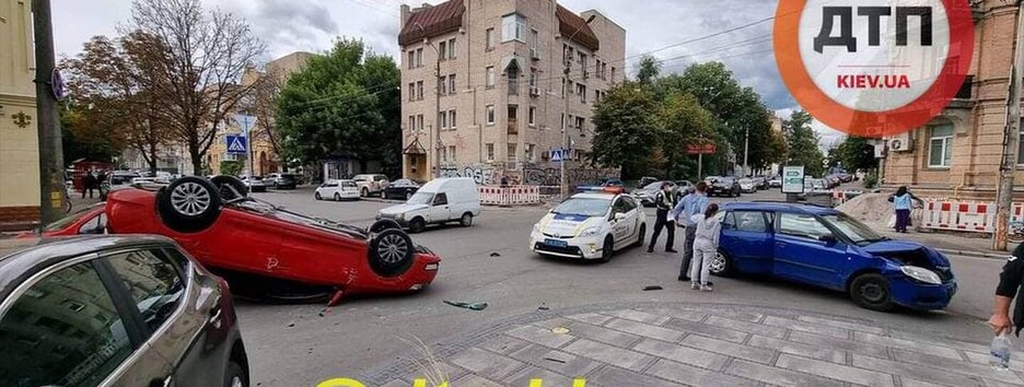 У Києві водій без прав перевернув машину, є постраждалі (фото)