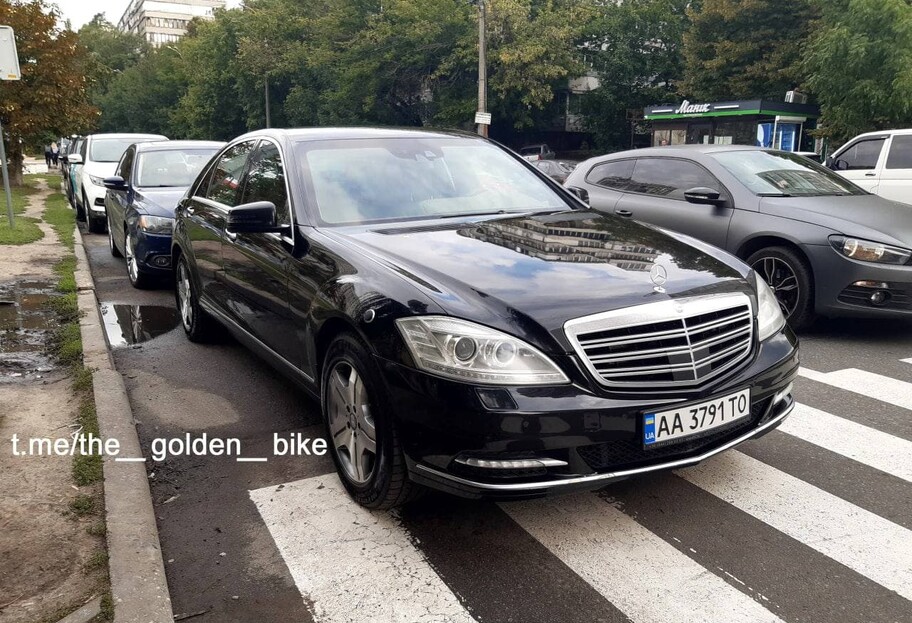 Авто Дениса Монастирського на зебрі у Києві припаркував водій, фото - фото 1