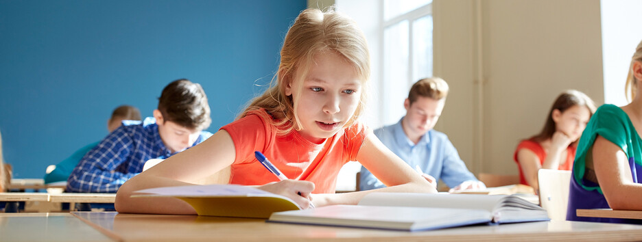 В Украине начинают закрывать школы, где не хватает вакцинированных учителей